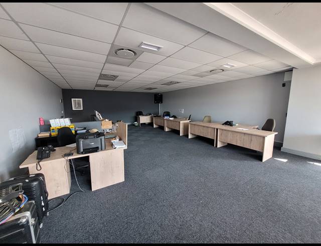 494M² WAREHOUSE TO LET IN STIKLAND INDUSTRIAL